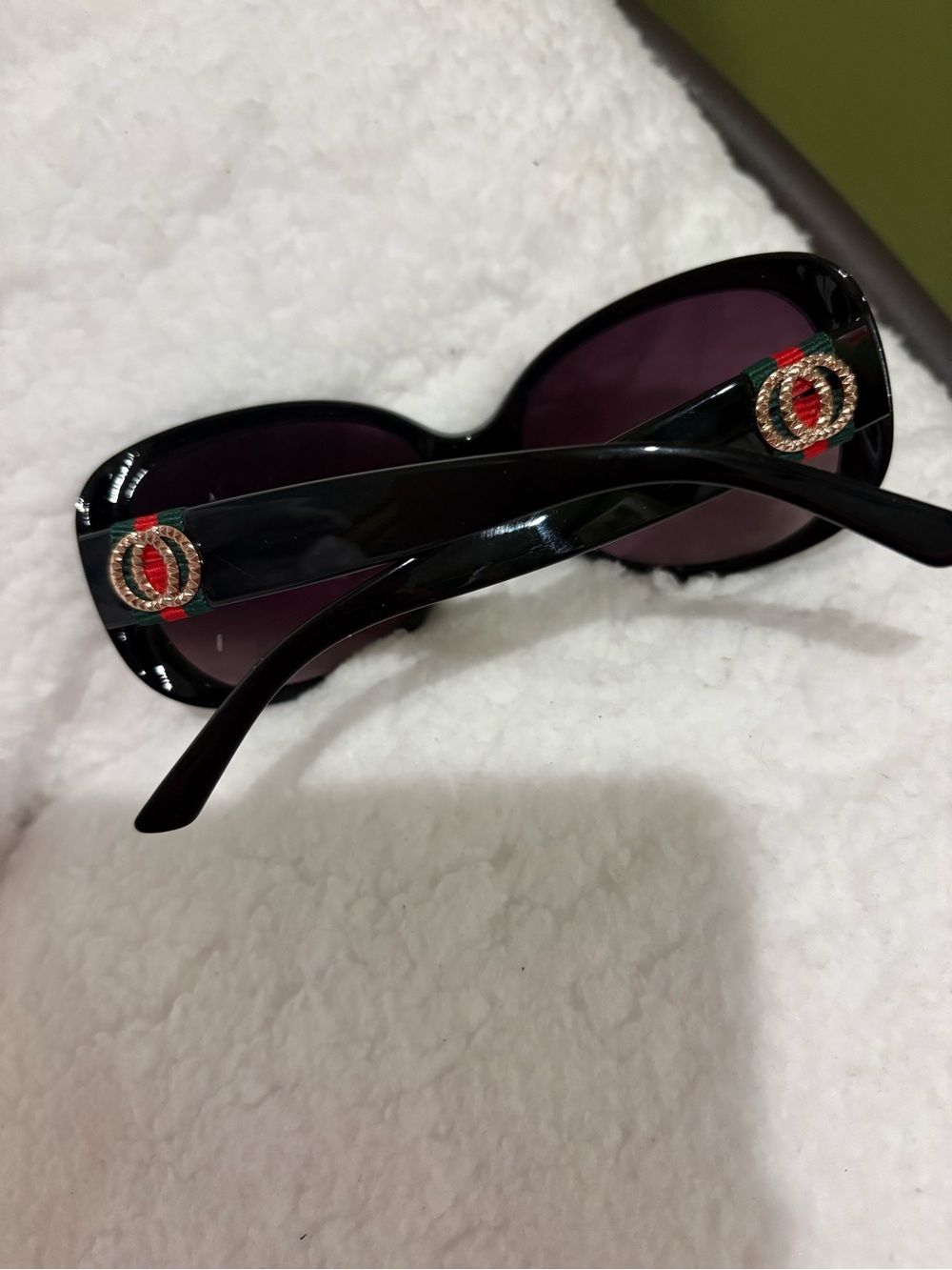 🌹New Arrival🌹Black Designer-Inspired Women's Sunglasses with Red & Green Accent